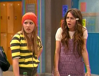 HannahMontana-FreshmanHighFive-season2-Promo2.jpg