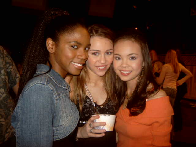 miley-cyrus_dot_com_hannahmontana-onset020.jpg